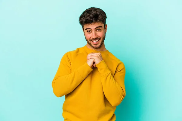 Joven Hombre Caucásico Aislado Sobre Fondo Azul Mantiene Las Manos — Foto de Stock