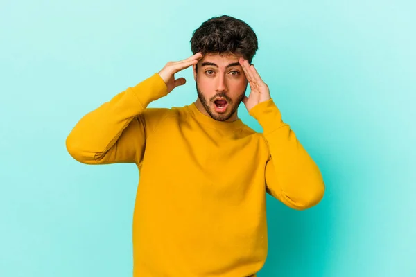 Young Caucasian Man Isolated Blue Background Receiving Pleasant Surprise Excited — Stock Photo, Image