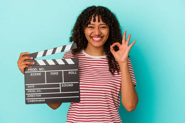 Jong Gemengd Ras Vrouw Met Een Clapperboard Geïsoleerd Blauwe Achtergrond — Stockfoto