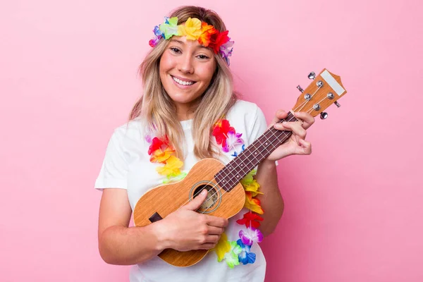 年轻的Hawaiian女人扮演一个被粉色背景隔离的Ukulele — 图库照片