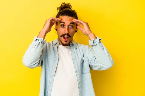Junge Kaukasische Mann Mit Langen Haaren Isoliert Auf Gelbem Hintergrund — Stockfoto