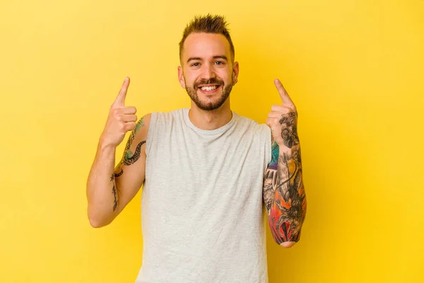 Joven Hombre Caucásico Tatuado Aislado Sobre Fondo Amarillo Indica Con — Foto de Stock