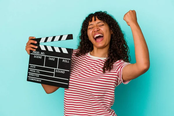 Jonge Gemengde Ras Vrouw Met Een Klapbord Geïsoleerd Blauwe Achtergrond — Stockfoto