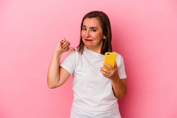 Mujer Caucásica Mediana Edad Sosteniendo Teléfono Móvil Aislado Fondo Rosa —  Fotos de Stock