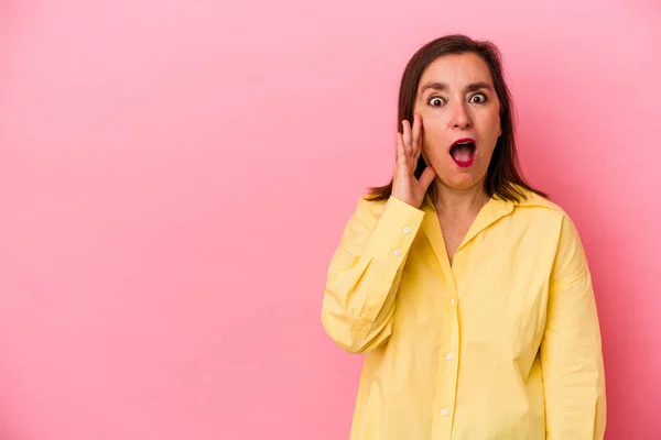 Mujer Caucásica Mediana Edad Aislada Sobre Fondo Rosa Grita Fuerte —  Fotos de Stock