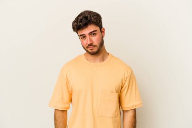 Beyaz arka planda soyutlanmış beyaz bir adam üzgün, ciddi bir yüz, mutsuz ve hoşnutsuz..