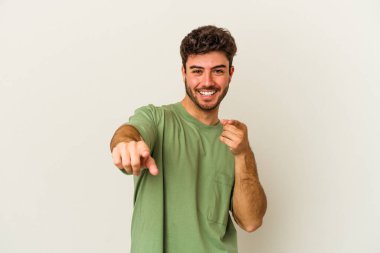 Beyaz arka planda soyutlanmış beyaz tenli genç adam öne bakan neşeli gülümsemeler..