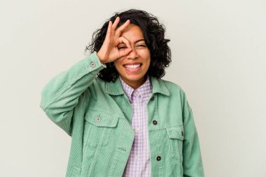 Beyaz arka planda izole edilmiş genç kıvırcık Latin kadın heyecanlı..