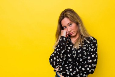 Kendini üzgün ve düşünceli hisseden genç Avustralyalı kadın kopyalama alanına bakıyor..