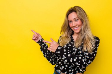 Genç Avustralyalı kadın, işaret parmağıyla fotokopi alanını işaret ederek şok oldu..