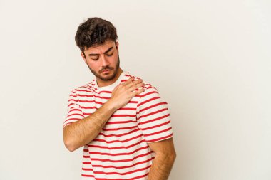 Beyaz arka planda izole edilmiş, omuz ağrısı olan genç beyaz bir adam..