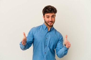 Beyaz arka planda izole edilmiş beyaz bir adam iki eliyle bir şey tutuyor..