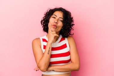 Pembe arka planda soyutlanmış genç kıvırcık Latin kadın harika bir fikri, yaratıcılık kavramı var..