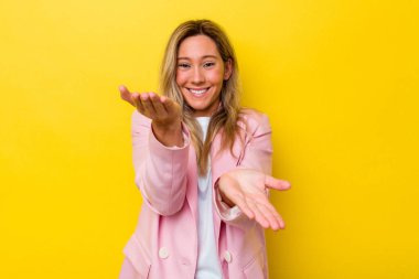 Genç Avustralyalı yalnız kadın kollarıyla ölçek yapıyor, mutlu ve kendinden emin hissediyor..