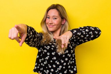 Genç Avustralyalı bir kadın yalnız, mutlu bir şekilde gülümsüyor..