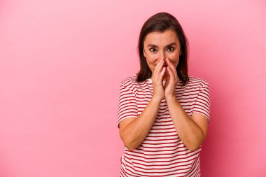 Kafkasyalı orta yaşlı bir kadın pembe arka planda izole edilmiş, bir fikir üretiyor..