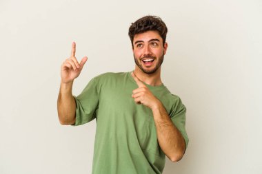 Beyaz arka planda izole edilmiş genç beyaz adam dans ediyor ve eğleniyor..