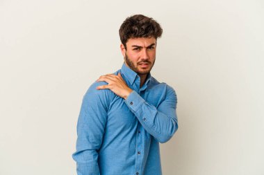 Beyaz arka planda izole edilmiş, omuz ağrısı olan genç beyaz bir adam..