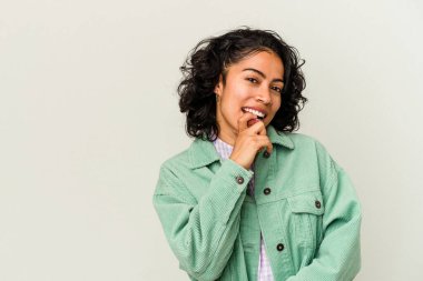 Beyaz arka planda izole edilmiş genç kıvırcık Latin kadın rahatlamış fotokopi odasına bakan bir şey düşünüyor..