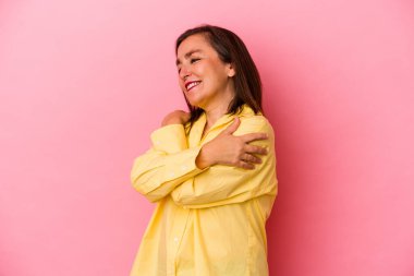 Orta yaşlı beyaz kadın pembe arka plan kucaklamalarında izole edilmiş, güler yüzlü ve mutlu..