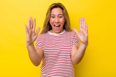 Avustralyalı genç bir kadın yalnız başına hoş bir sürpriz bekliyor, heyecanlı ve el kaldırıyor..