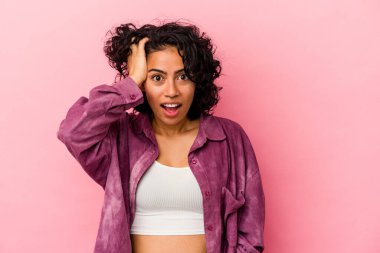 Pembe arka planda soyutlanmış genç kıvırcık Latin kadın şok geçiriyordu. Önemli bir toplantıyı hatırladı..