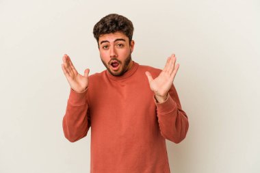 Beyaz arka planda izole edilmiş genç beyaz adam şaşırdı ve şok oldu..