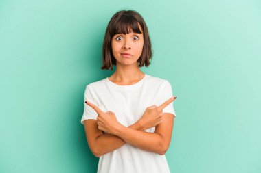 Mavi noktalarda soyutlanmış genç melez kadın iki seçenekten birini seçmeye çalışıyor..