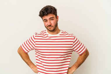 Beyaz arka planda izole olmuş beyaz tenli genç adamın yanakları şişer, yorgun bir ifadesi vardır. Yüz ifadesi kavramı.