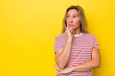 Genç Avustralyalı kadın şüpheli ve kuşkulu bir ifadeyle yanlamasına bakıyor..