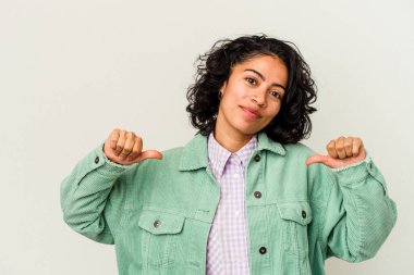 Beyaz arka planda soyutlanmış genç kıvırcık Latin kadın gururlu ve kendinden emin hissediyor, örnek olarak.