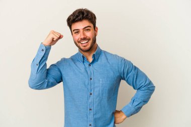 Beyaz arka planda izole edilmiş genç beyaz adam tasasız ve heyecanlı bir şekilde tezahürat yapıyor. Zafer konsepti.