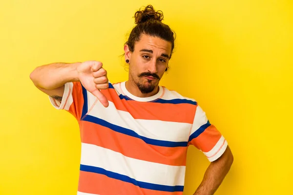 Hombre Caucásico Joven Con Pelo Largo Aislado Sobre Fondo Amarillo —  Fotos de Stock