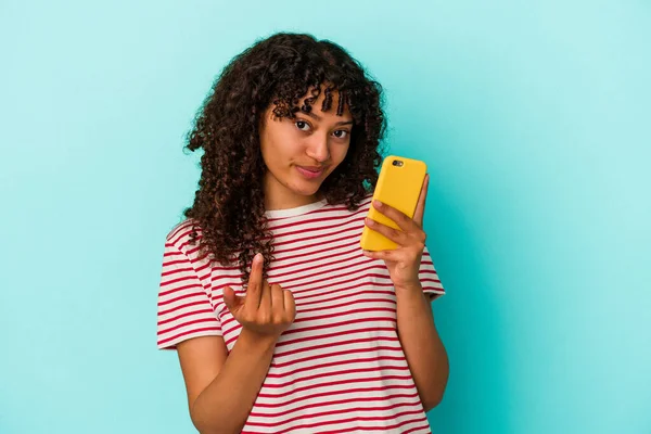 Joven Mujer Raza Mixta Sosteniendo Teléfono Móvil Aislado Sobre Fondo —  Fotos de Stock