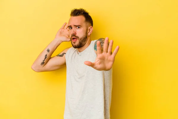 Junger Tätowierter Kaukasier Auf Gelbem Hintergrund Isoliert Und Schockiert Wegen — Stockfoto