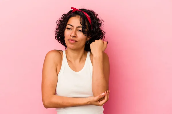 Jovem Mulher Latina Encaracolado Isolado Fundo Rosa Confuso Sente Duvidoso — Fotografia de Stock