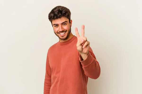 Νεαρός Καυκάσιος Άνδρας Απομονωμένος Λευκό Φόντο Δείχνει Νούμερο Δύο Δάχτυλα — Φωτογραφία Αρχείου