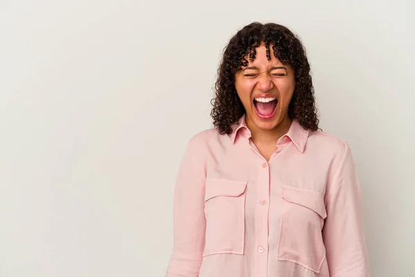 Mujer Joven Raza Mixta Aislada Sobre Fondo Blanco Gritando Muy — Foto de Stock