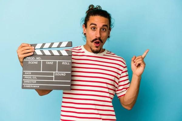 Jovem Caucasiano Com Cabelo Comprido Segurando Clapperboard Isolado Fundo Azul — Fotografia de Stock