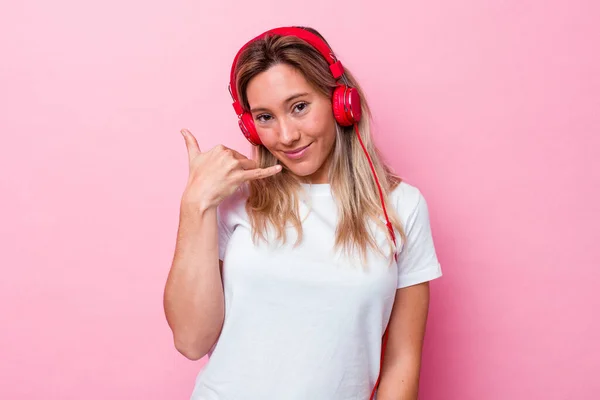 Pembe Arka Planda Izole Edilmiş Müzik Dinleyen Genç Avustralyalı Kadın — Stok fotoğraf