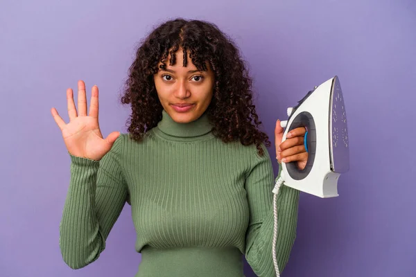 Jovem Mulher Raça Mista Segurando Ferro Isolado Fundo Roxo Sorrindo — Fotografia de Stock