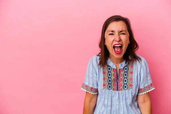 Middelbare Leeftijd Blanke Vrouw Geïsoleerd Roze Achtergrond Schreeuwen Zeer Boos — Stockfoto