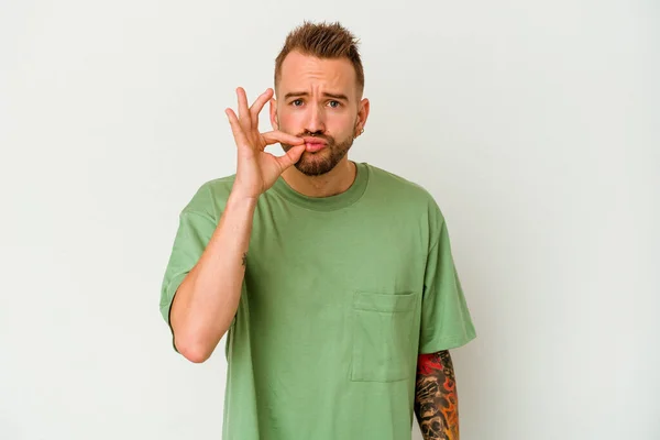 Jovem Tatuado Caucasiano Homem Isolado Fundo Branco Com Dedos Nos — Fotografia de Stock