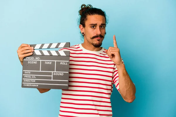 Joven Hombre Caucásico Con Pelo Largo Sosteniendo Clapperboard Aislado Sobre — Foto de Stock