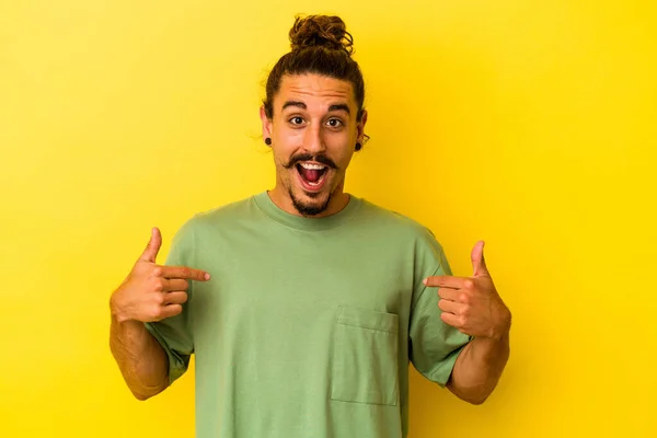 Junger Kaukasischer Mann Mit Langen Haaren Auf Gelbem Hintergrund Überrascht — Stockfoto