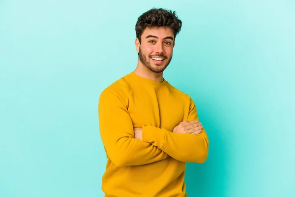 Joven Caucásico Aislado Sobre Fondo Azul Riendo Divirtiéndose — Foto de Stock