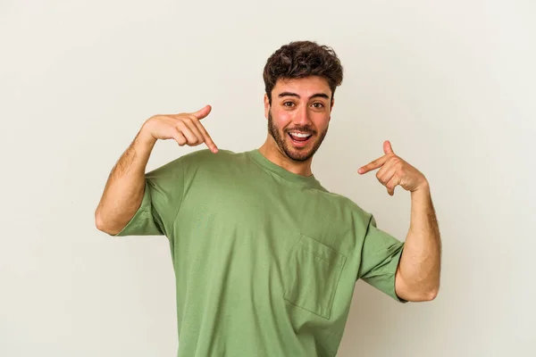 Jovem Caucasiano Isolado Fundo Branco Surpreso Apontando Com Dedo Sorrindo — Fotografia de Stock