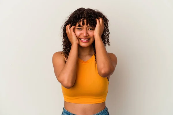 Jovem Mestiça Isolada Fundo Branco Chorando Infeliz Com Algo Agonia — Fotografia de Stock