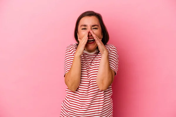 Žena Středního Věku Běloška Izolovaná Růžovém Pozadí Říká Drby Ukazuje — Stock fotografie