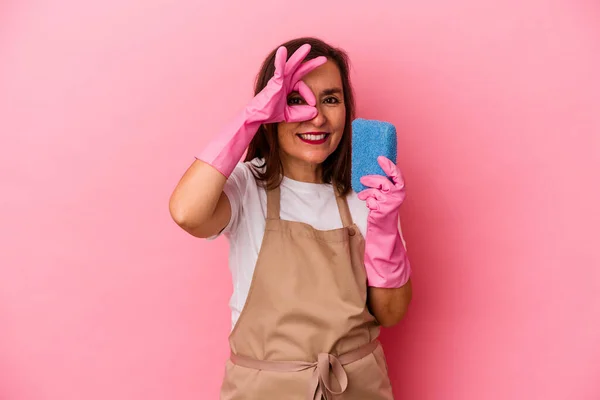 Middelbare Leeftijd Blanke Vrouw Schoonmaken Huis Geïsoleerd Roze Achtergrond Opgewonden — Stockfoto